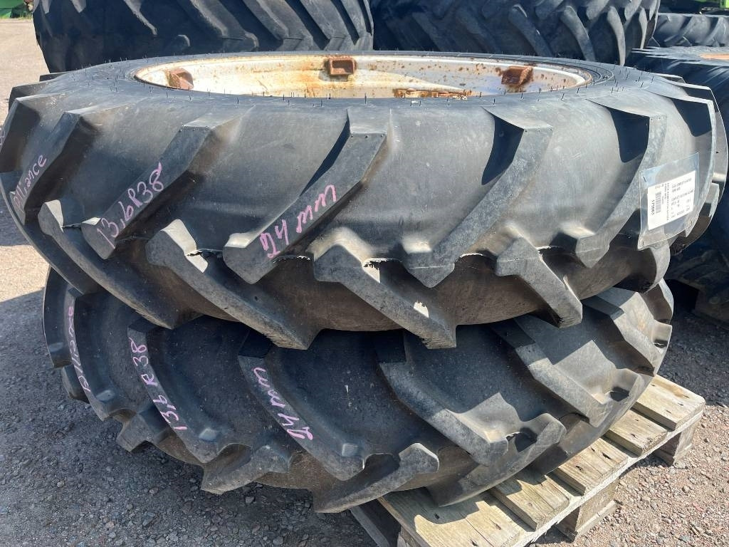 Alliance 13,6-38 Däck På Ford fälg - Ban untuk Peralatan pertanian: gambar 1 Alliance 13,6-38 Däck På Ford fälg - Ban untuk Peralatan pertanian: gambar 1