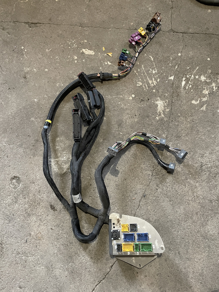 Claas Jaguar 880-830 980-930 - wiązka elektryczna kabiny 0018110206 - Kabel/ Kawat harness untuk Pemanen hijauan: gambar 1 Claas Jaguar 880-830 980-930 - wiązka elektryczna kabiny 0018110206 - Kabel/ Kawat harness untuk Pemanen hijauan: gambar 1