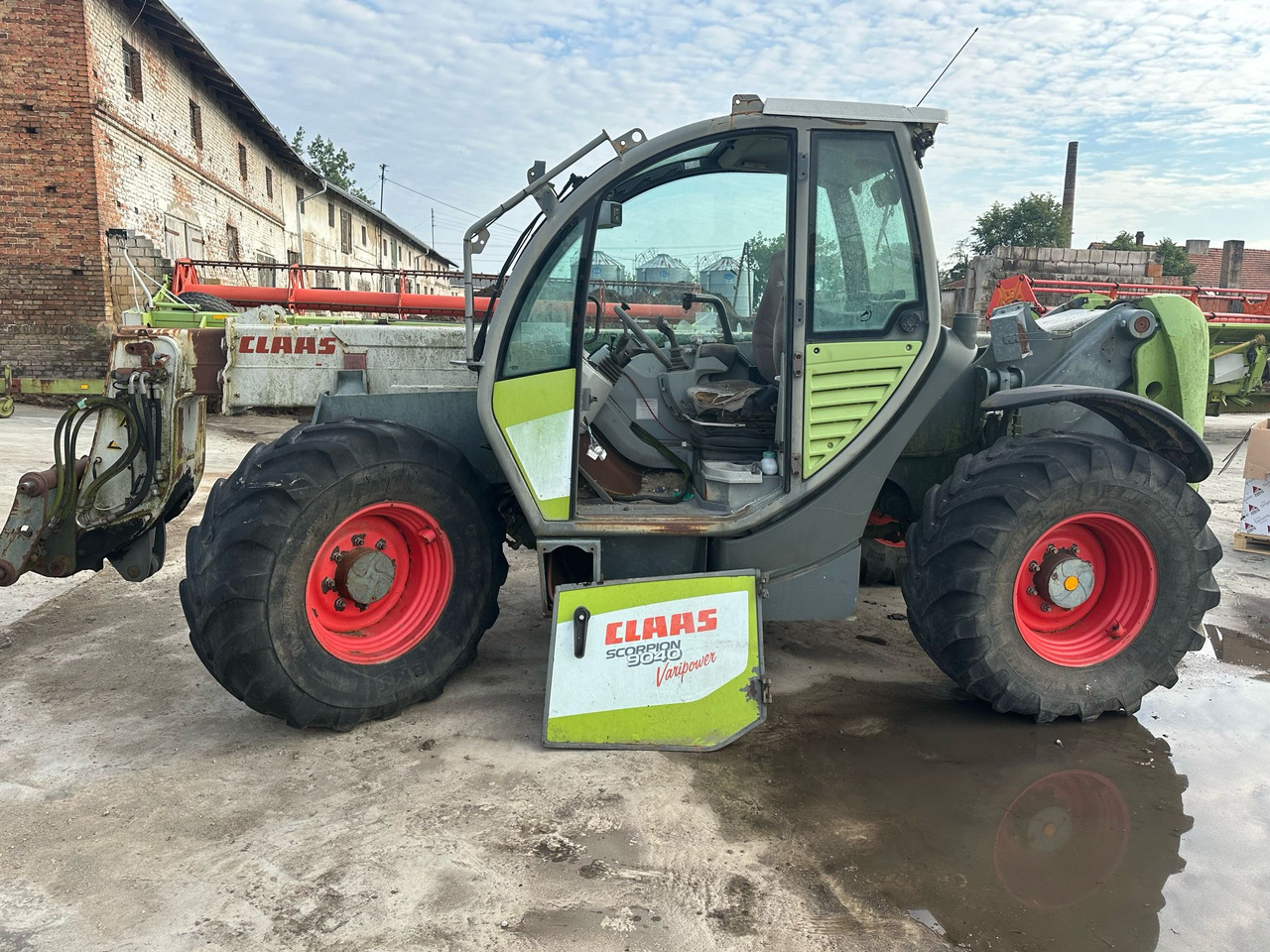 Claas Scorpion 9040 Variopower - fotel siedzenie - Tempat duduk untuk Peralatan pertanian: gambar 1 Claas Scorpion 9040 Variopower - fotel siedzenie - Tempat duduk untuk Peralatan pertanian: gambar 1