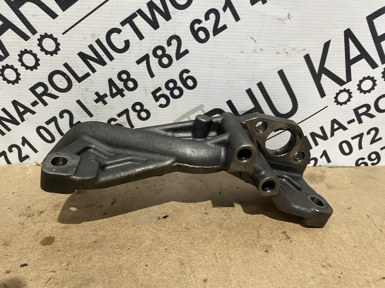 John Deere 6068 - wspornik uchwyt pompy oleju R542076 R542025 - Pompa minyak untuk Peralatan pertanian: gambar 1 John Deere 6068 - wspornik uchwyt pompy oleju R542076 R542025 - Pompa minyak untuk Peralatan pertanian: gambar 1