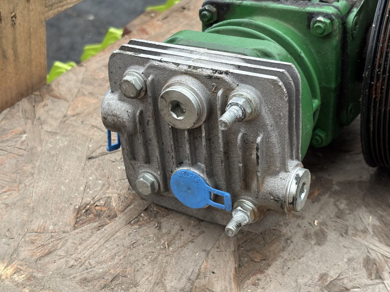 John Deere 8R 8RX 250 310 370 410 Kompresor Powietrza RE585794 - Kompresor rem udara untuk Peralatan pertanian: gambar 3 John Deere 8R 8RX 250 310 370 410 Kompresor Powietrza RE585794 - Kompresor rem udara untuk Peralatan pertanian: gambar 3