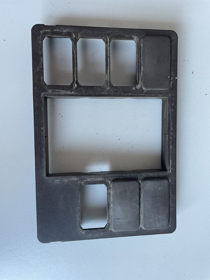 John Deere - płytka osłona wyświetlacza L113568 - Kabin dan interior untuk Peralatan pertanian: gambar 1 John Deere - płytka osłona wyświetlacza L113568 - Kabin dan interior untuk Peralatan pertanian: gambar 1