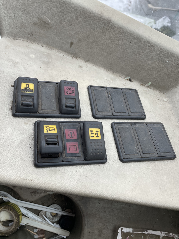 Krone Big M II - przełączniki panel sterujący - Sistem listrik untuk Peralatan pertanian: gambar 1 Krone Big M II - przełączniki panel sterujący - Sistem listrik untuk Peralatan pertanian: gambar 1