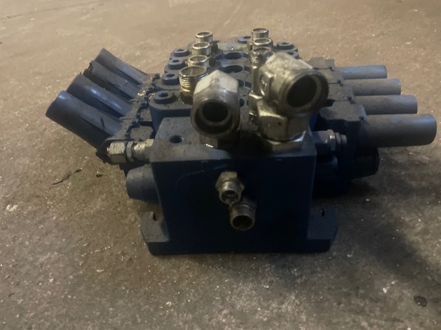 Rozdzielacz rexroth ASX01 deutz fahr Agrovector - Hidrolika untuk Truk: gambar 1 Rozdzielacz rexroth ASX01 deutz fahr Agrovector - Hidrolika untuk Truk: gambar 1