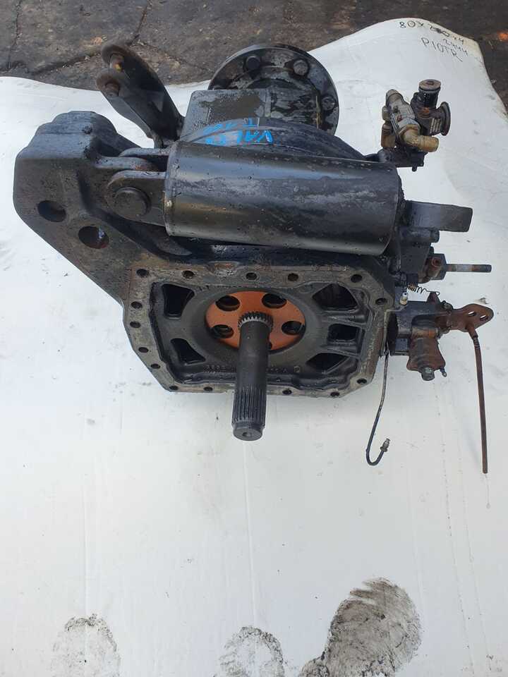 Valtra T140 - Zwolnica - Zwrotnica - Półoś - Skrzynia - Silnik - Siłowniki - Tylny WOM - Buku jari kemudi untuk Peralatan pertanian: gambar 1 Valtra T140 - Zwolnica - Zwrotnica - Półoś - Skrzynia - Silnik - Siłowniki - Tylny WOM - Buku jari kemudi untuk Peralatan pertanian: gambar 1