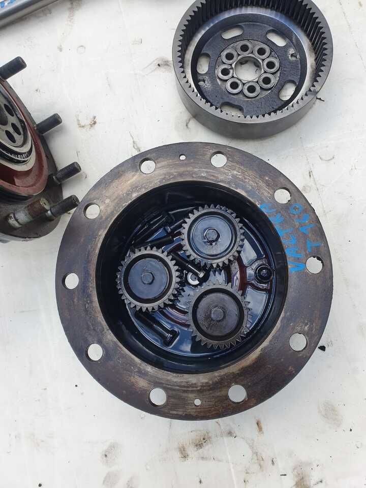 Valtra T190 - Zwolnica - Zwrotnica - Półoś - Skrzynia - Silnik - Siłowniki - Tylny WOM - Buku jari kemudi untuk Peralatan pertanian: gambar 4 Valtra T190 - Zwolnica - Zwrotnica - Półoś - Skrzynia - Silnik - Siłowniki - Tylny WOM - Buku jari kemudi untuk Peralatan pertanian: gambar 4