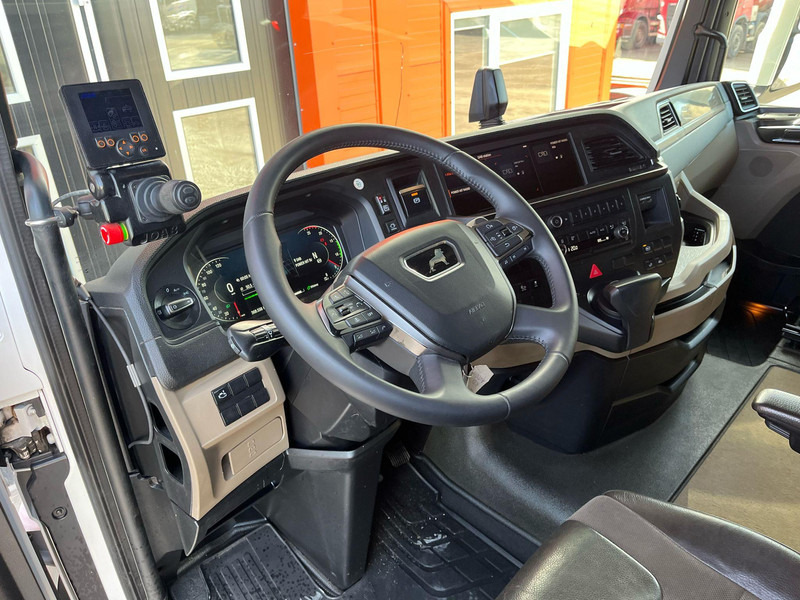 Interior photo 1: Hook lift MAN TGX 26.510 6x2*4 JOAB L 20 ton / L=5400 / H=1570 mm / INTARDER