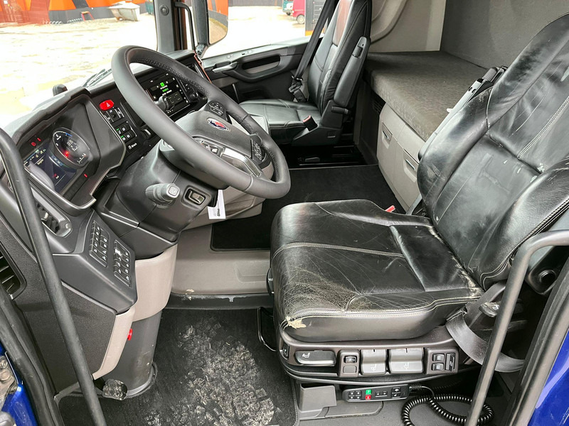 Interior photo 1: Leasing Scania R 500 8x4 RETARDER / BOX L=5900 mm Scania R 500 8x4 RETARDER / BOX L=5900 mm