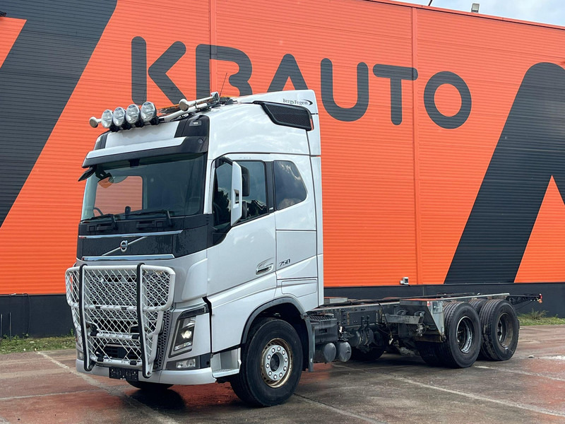Volvo FH 750 6x4 CHASSIS L=6970 / RETARDER / PTO / TANDEM AXLE LIFT - Truk sasis: gambar 1 Volvo FH 750 6x4 CHASSIS L=6970 / RETARDER / PTO / TANDEM AXLE LIFT - Truk sasis: gambar 1