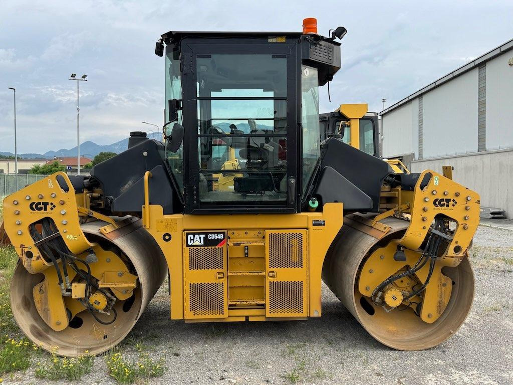 Caterpillar CD54B - Roller jalan: gambar 1 Caterpillar CD54B - Roller jalan: gambar 1