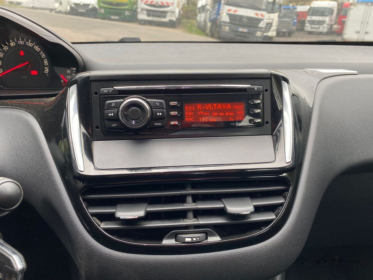 Hatchback Peugeot 208: gambar 12