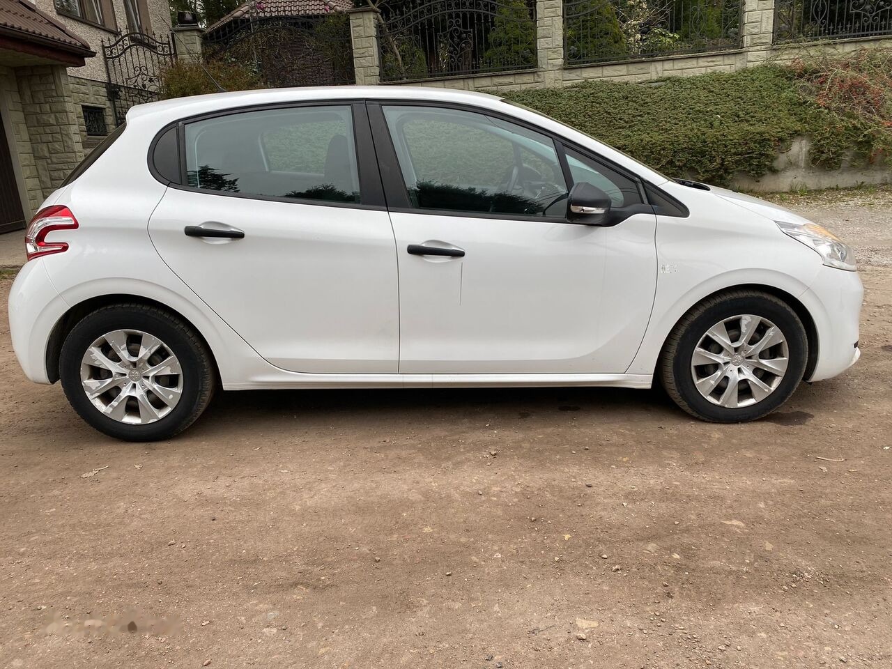 Hatchback Peugeot 208: gambar 6