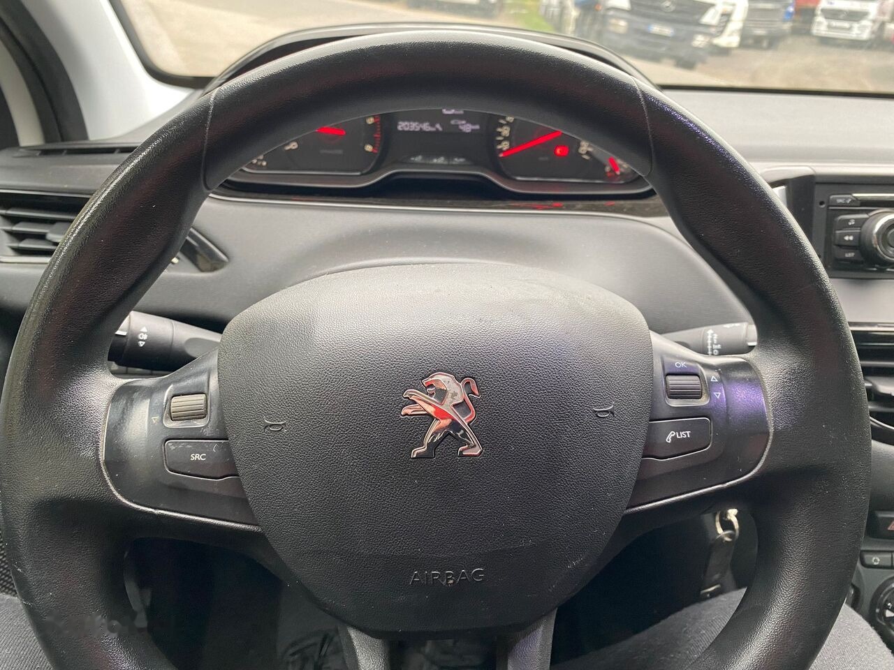 Hatchback Peugeot 208: gambar 10
