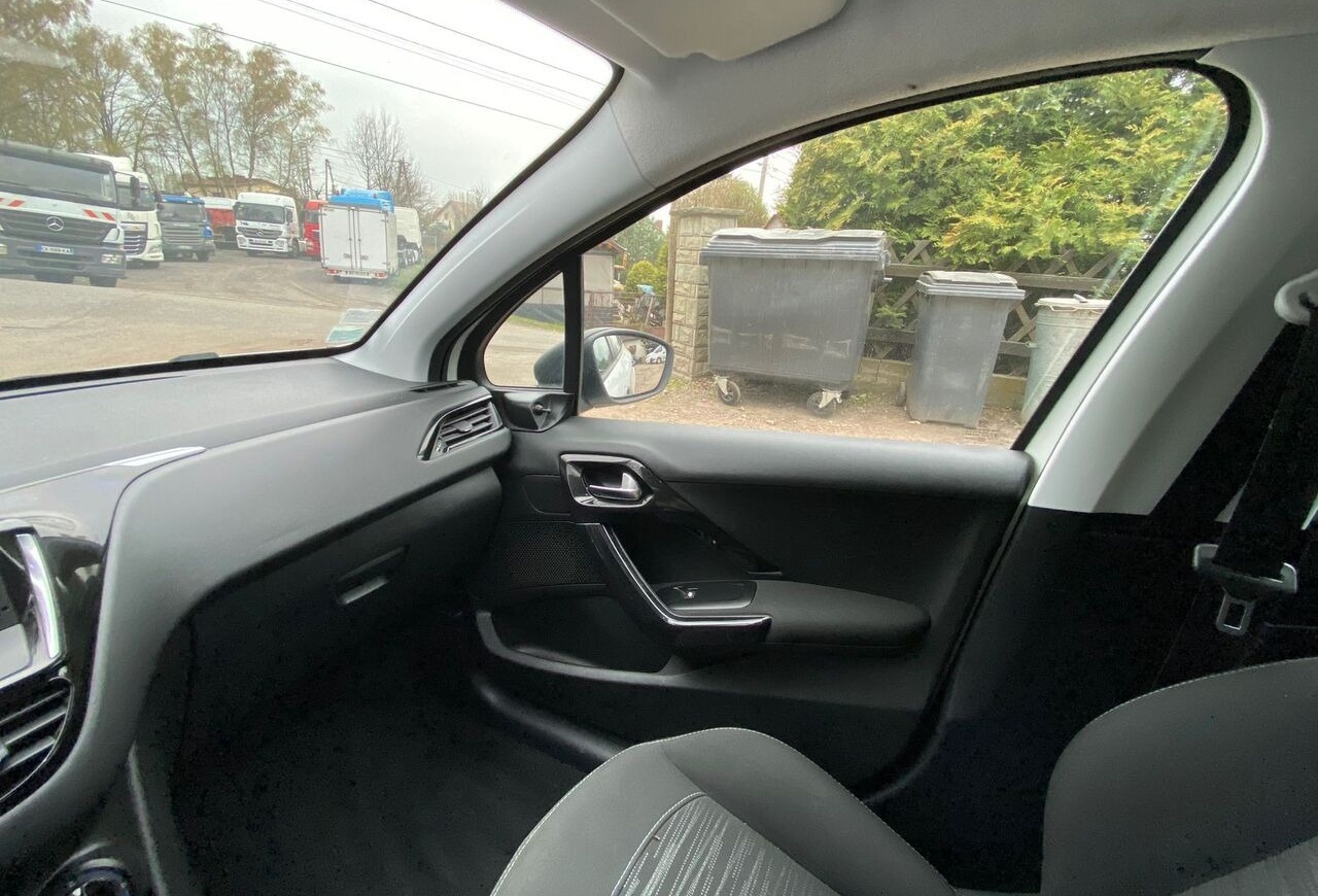 Hatchback Peugeot 208: gambar 16