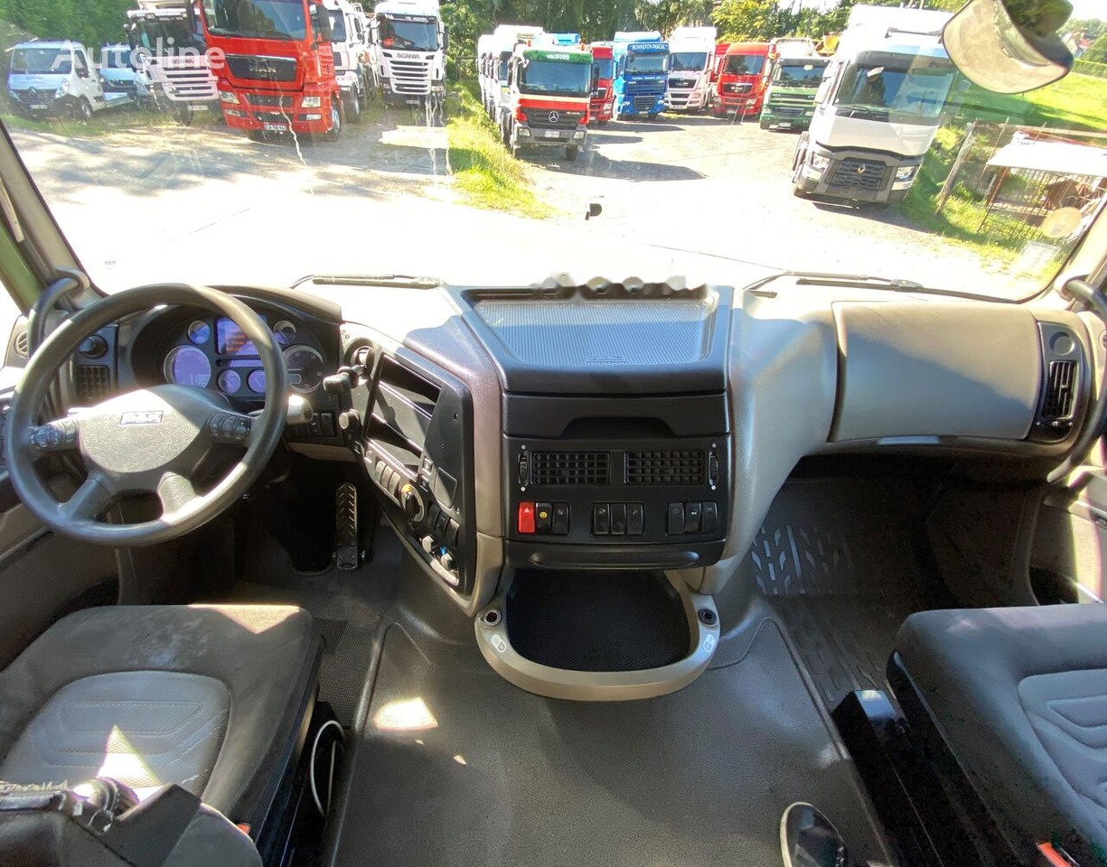 Interior photo 1: Tractor head DAF XF 105 460