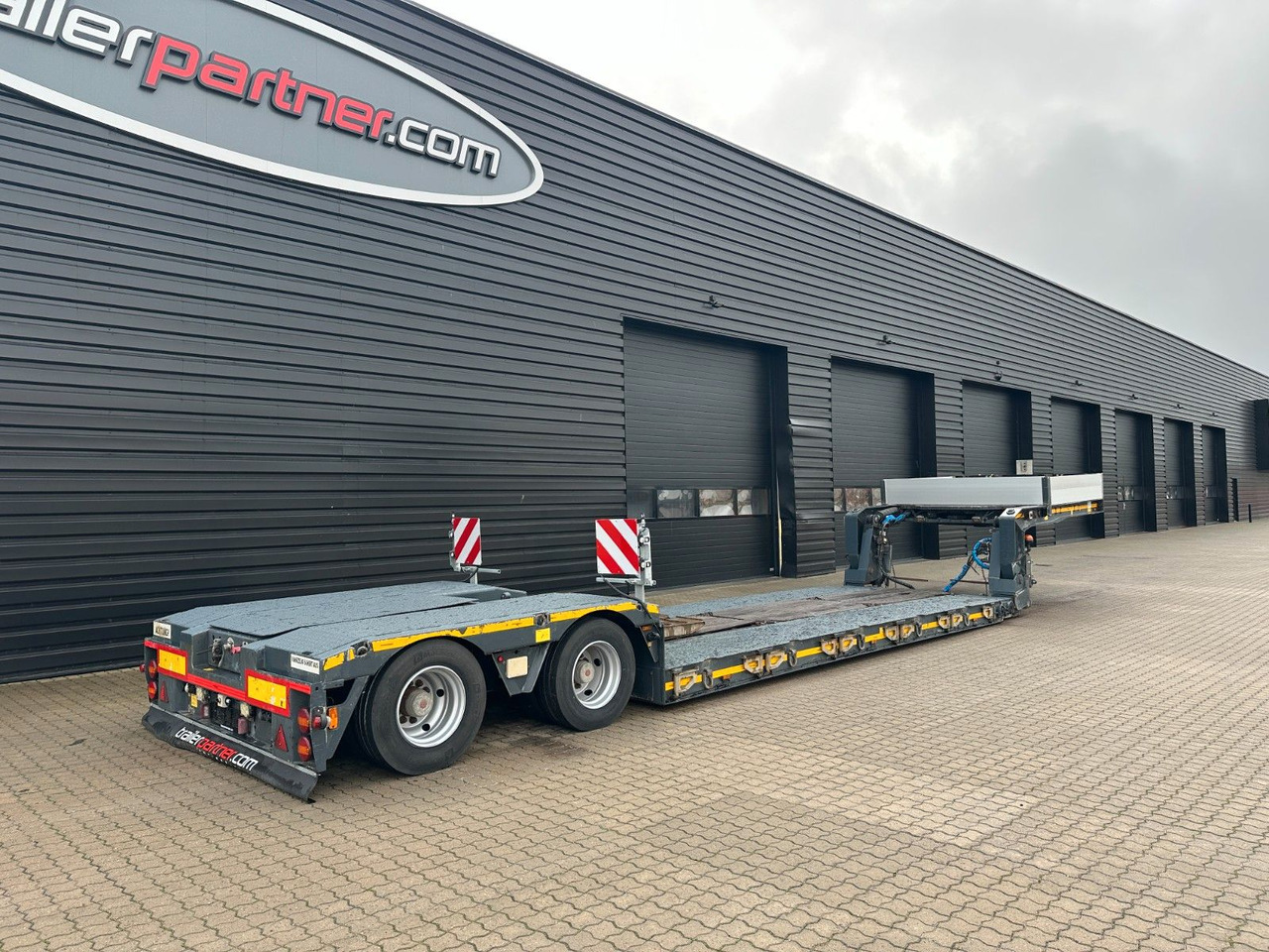 Faymonville 2 achs tiefbett / 2 x ausziehbar / 17.450 mm Faymonville 2 achs tiefbett / 2 x ausziehbar / 17.450 mm - Semi-trailer low bed: gambar 4 Faymonville 2 achs tiefbett / 2 x ausziehbar / 17.450 mm Faymonville 2 achs tiefbett / 2 x ausziehbar / 17.450 mm - Semi-trailer low bed: gambar 4