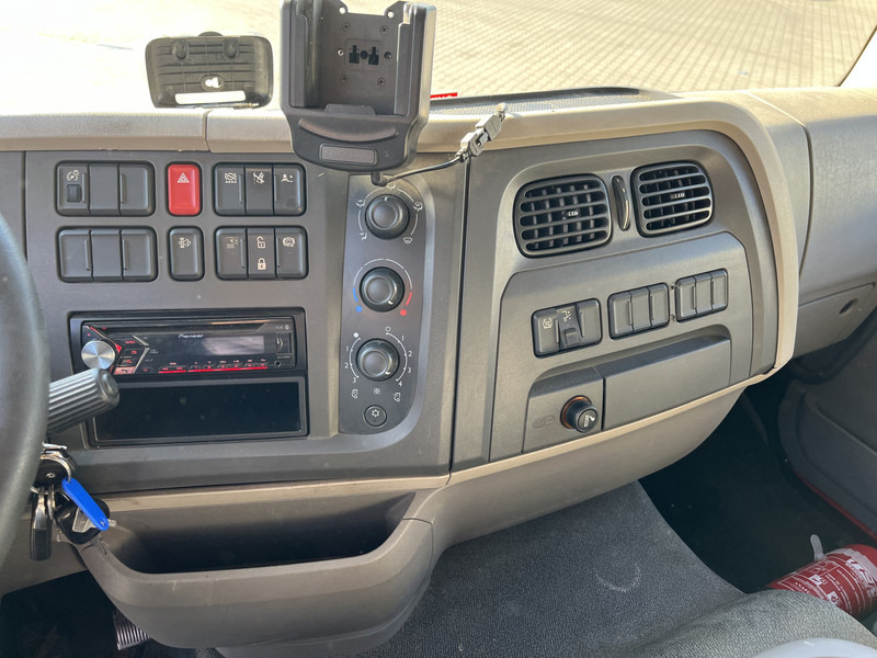 DAF LF 210 FA / 12 Ton / 394 dkm / Box / Loadlift / NL Truck - Truk box: gambar 5 DAF LF 210 FA / 12 Ton / 394 dkm / Box / Loadlift / NL Truck - Truk box: gambar 5
