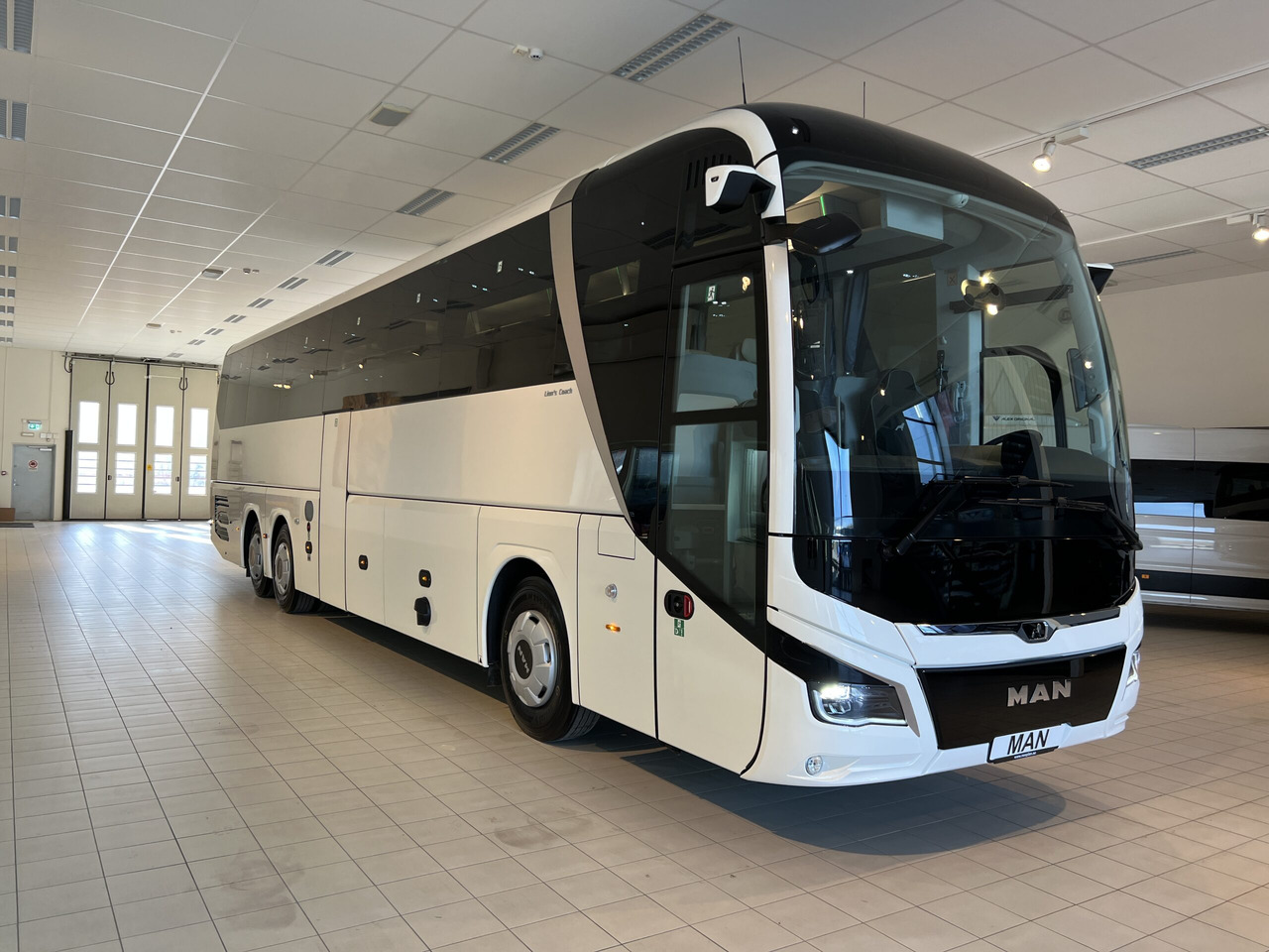 MAN Lions Coach R08 Euro 6E (Dark Edition) - Bus pariwisata: gambar 1 MAN Lions Coach R08 Euro 6E (Dark Edition) - Bus pariwisata: gambar 1