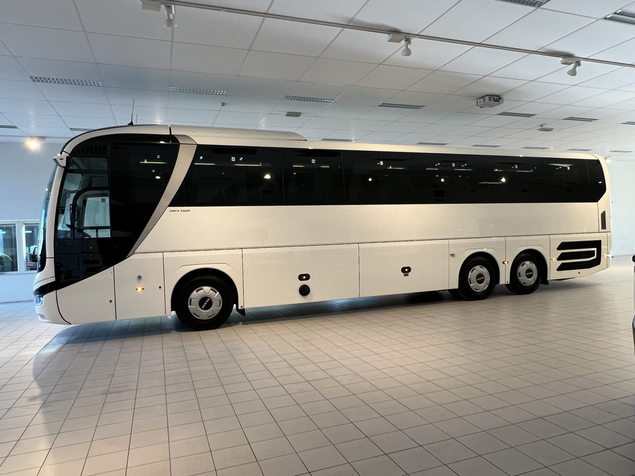 MAN Lions Coach R08 Euro 6E (Dark Edition) - Bus pariwisata: gambar 4 MAN Lions Coach R08 Euro 6E (Dark Edition) - Bus pariwisata: gambar 4