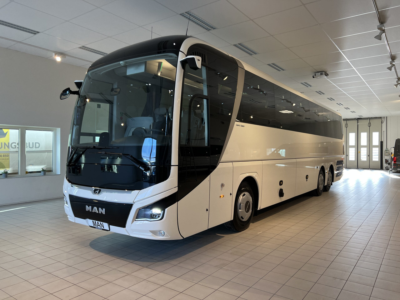MAN Lions Coach R09 Euro 6E (Dark Edition) - Bus pariwisata: gambar 3 MAN Lions Coach R09 Euro 6E (Dark Edition) - Bus pariwisata: gambar 3