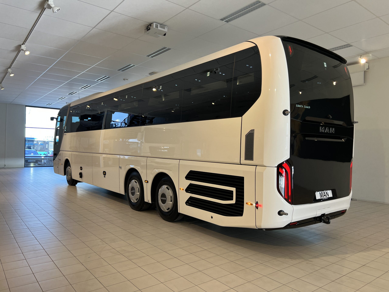MAN Lions Coach R09 Euro 6E (Dark Edition) - Bus pariwisata: gambar 5 MAN Lions Coach R09 Euro 6E (Dark Edition) - Bus pariwisata: gambar 5