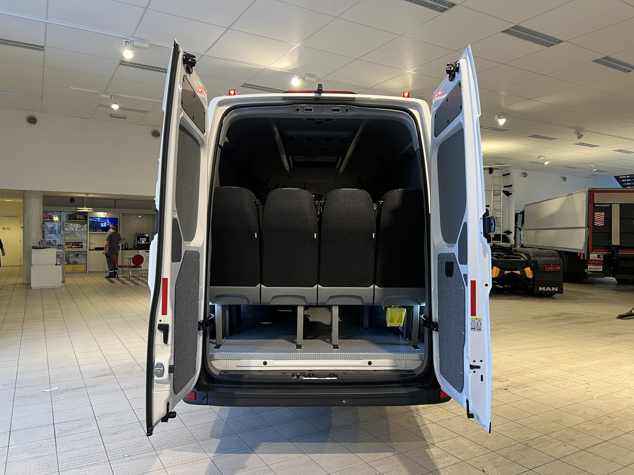 Bus mini, Van penumpang MAN TGE 6.160 Intercity: gambar 8