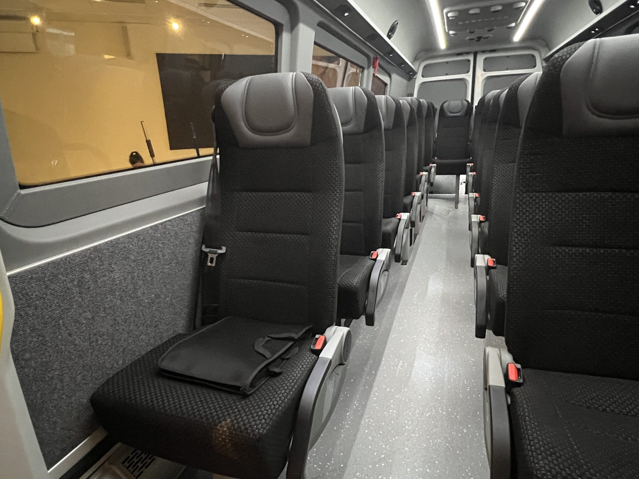 Bus mini, Van penumpang MAN TGE 6.160 Intercity: gambar 12