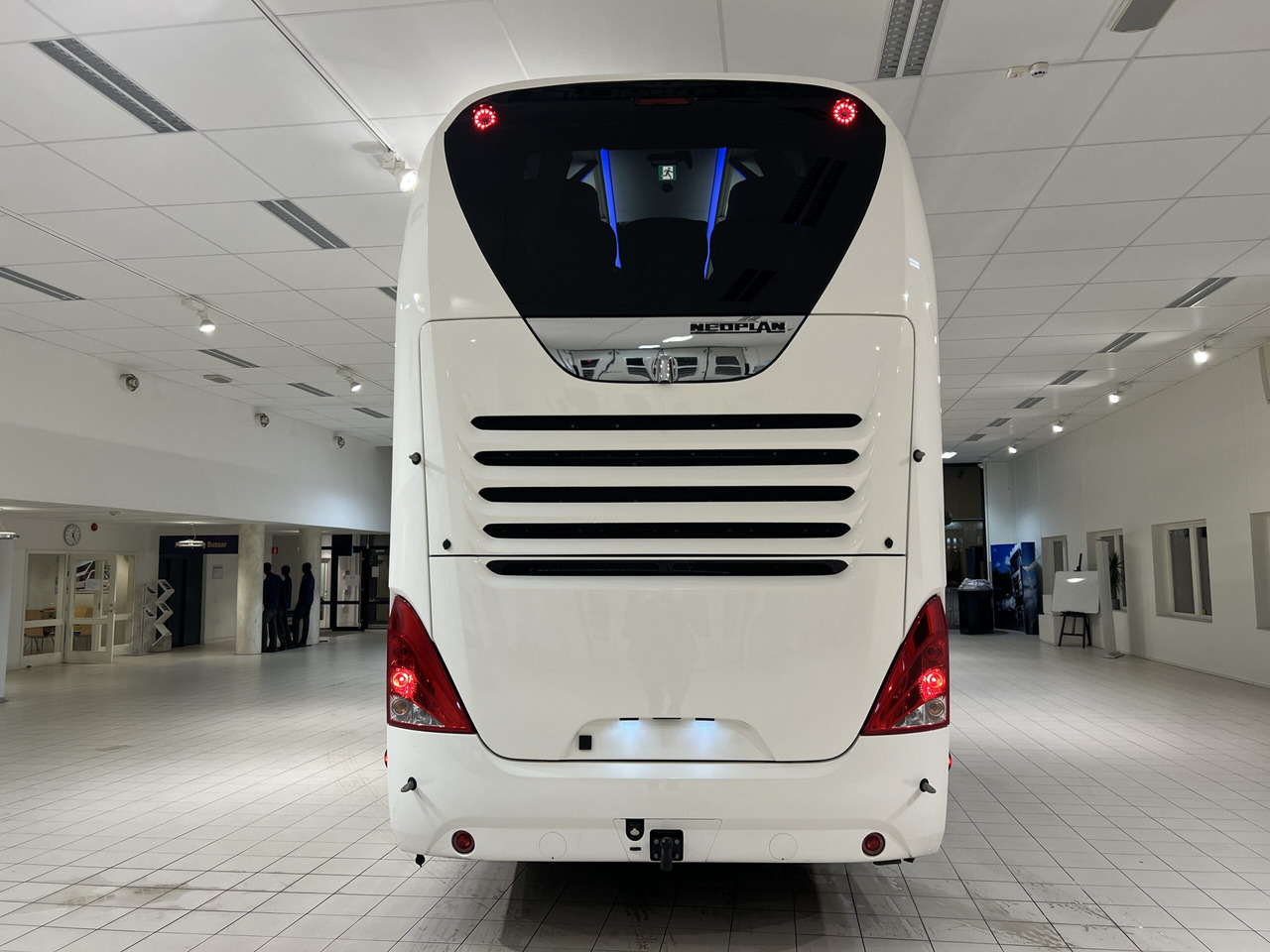 NEOPLAN SKYLINER P06 Euro 6E V.I.P / Exclusive Class (Dark Edition) - Bus pariwisata: gambar 5 NEOPLAN SKYLINER P06 Euro 6E V.I.P / Exclusive Class (Dark Edition) - Bus pariwisata: gambar 5