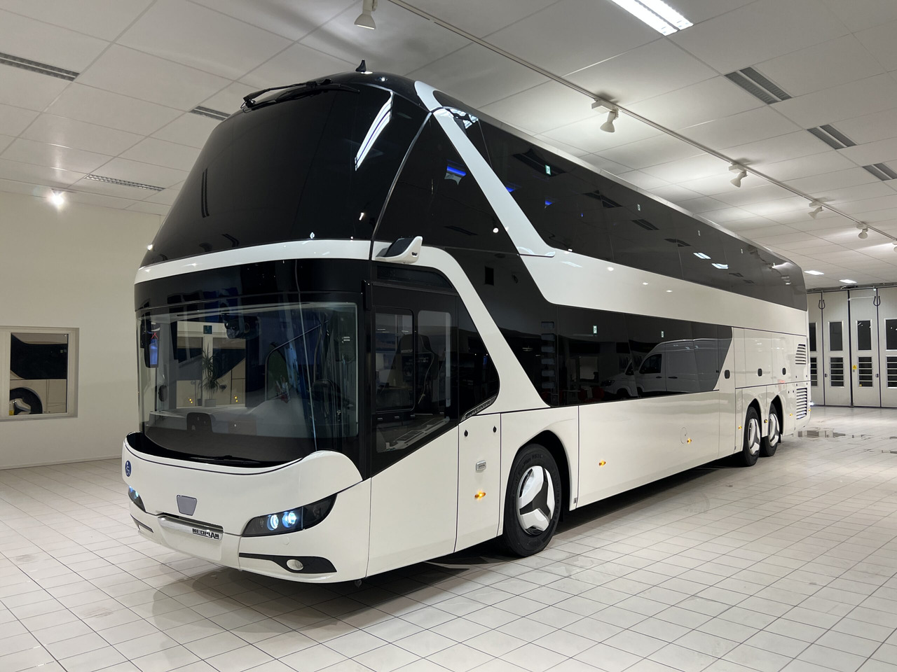NEOPLAN SKYLINER P06 Euro 6E V.I.P / Exclusive Class (Dark Edition) - Bus pariwisata: gambar 2 NEOPLAN SKYLINER P06 Euro 6E V.I.P / Exclusive Class (Dark Edition) - Bus pariwisata: gambar 2