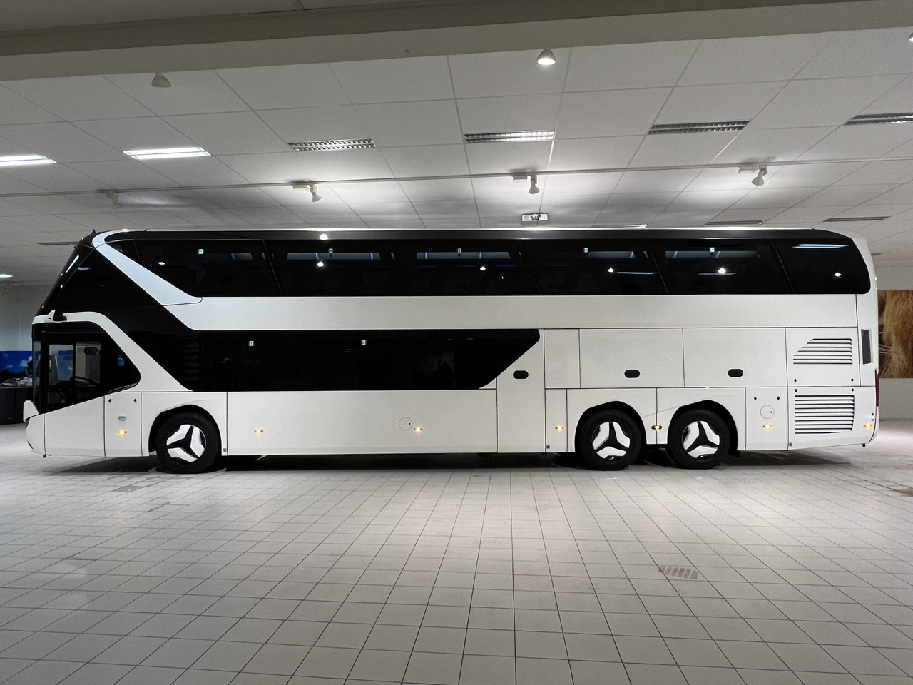 NEOPLAN SKYLINER P06 Euro 6E V.I.P / Exclusive Class (Dark Edition) - Bus pariwisata: gambar 3 NEOPLAN SKYLINER P06 Euro 6E V.I.P / Exclusive Class (Dark Edition) - Bus pariwisata: gambar 3