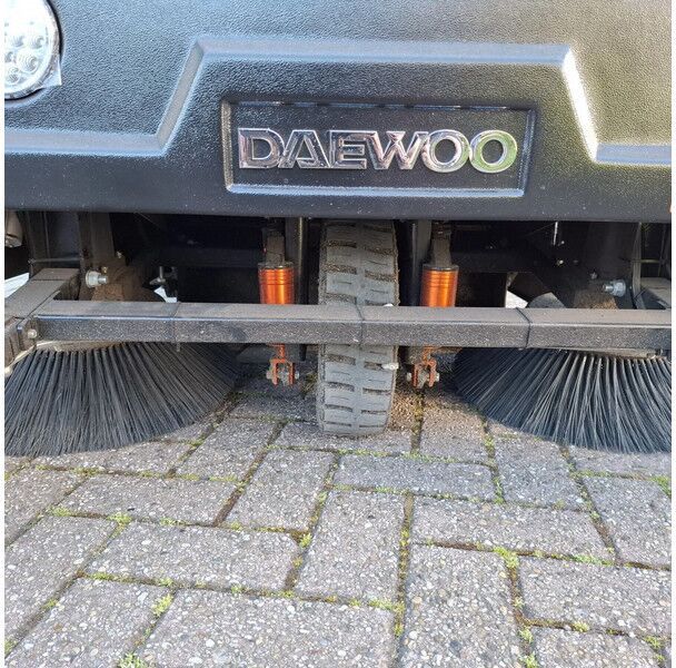Daewoo Sweeper DAS100 - Penyapu industri: gambar 5 Daewoo Sweeper DAS100 - Penyapu industri: gambar 5
