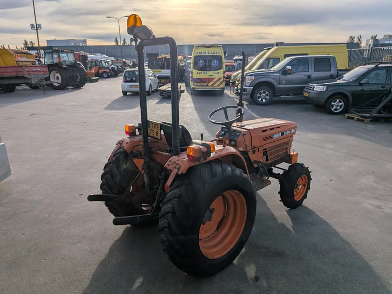 Kubota B8200 D8200 - Traktor: gambar 5 Kubota B8200 D8200 - Traktor: gambar 5