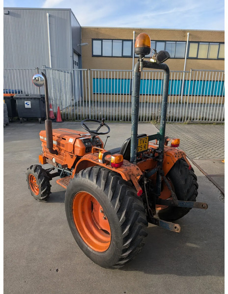 Kubota B8200 D8200 - Traktor: gambar 3 Kubota B8200 D8200 - Traktor: gambar 3