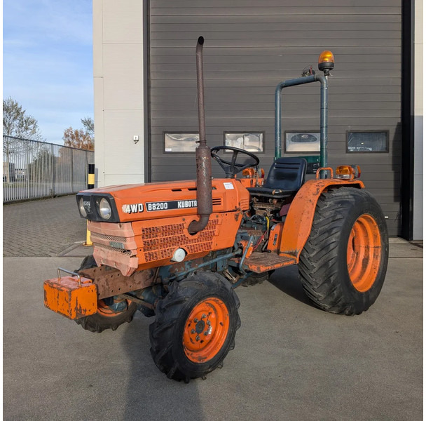 Kubota B8200 D8200 - Traktor: gambar 1 Kubota B8200 D8200 - Traktor: gambar 1