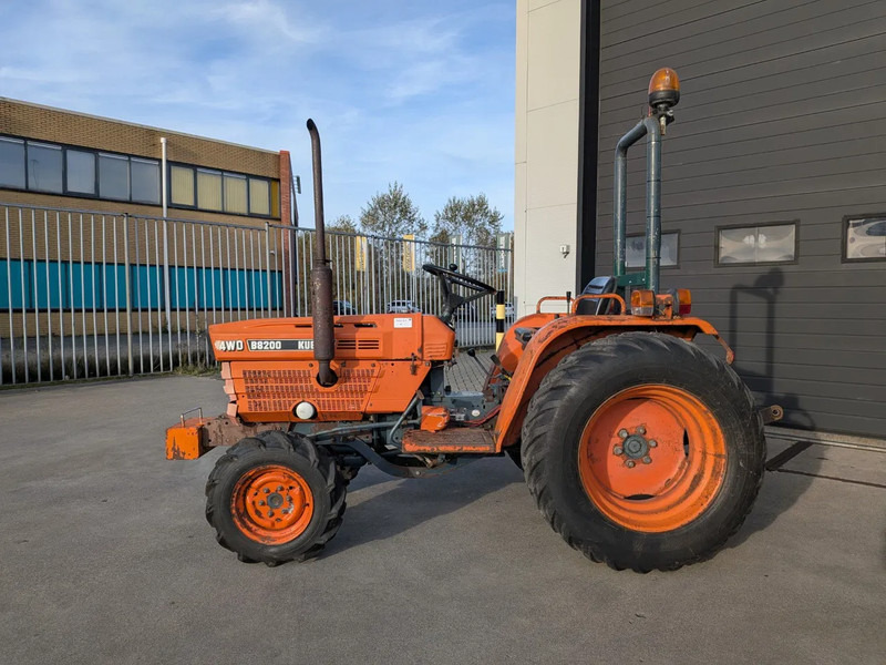 Kubota B8200 D8200 - Traktor: gambar 2 Kubota B8200 D8200 - Traktor: gambar 2