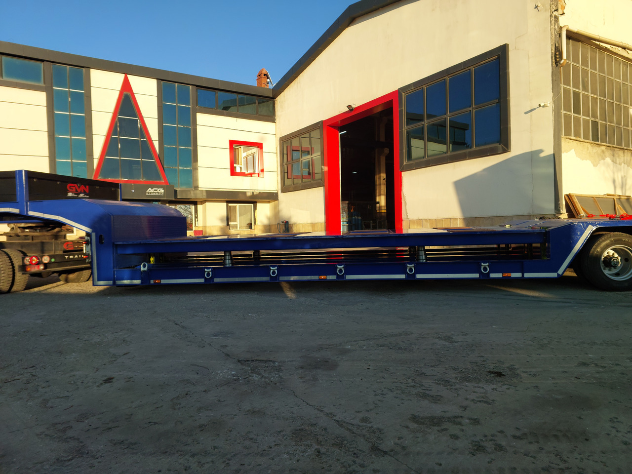 GVN Trailer 2 AXLE HYDRAULIC PLATFORM LOWBED - Semi-trailer low bed: gambar 3 GVN Trailer 2 AXLE HYDRAULIC PLATFORM LOWBED - Semi-trailer low bed: gambar 3