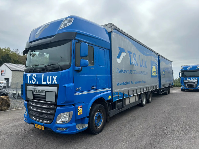 DAF XF 440 6x2 / SUPERSPACECAB / KOMBI MIT ANHANGER SCHMITZ 2016 / DURCHLADEN / 2 STUCK - Truk dengan terpal samping: gambar 1 DAF XF 440 6x2 / SUPERSPACECAB / KOMBI MIT ANHANGER SCHMITZ 2016 / DURCHLADEN / 2 STUCK - Truk dengan terpal samping: gambar 1