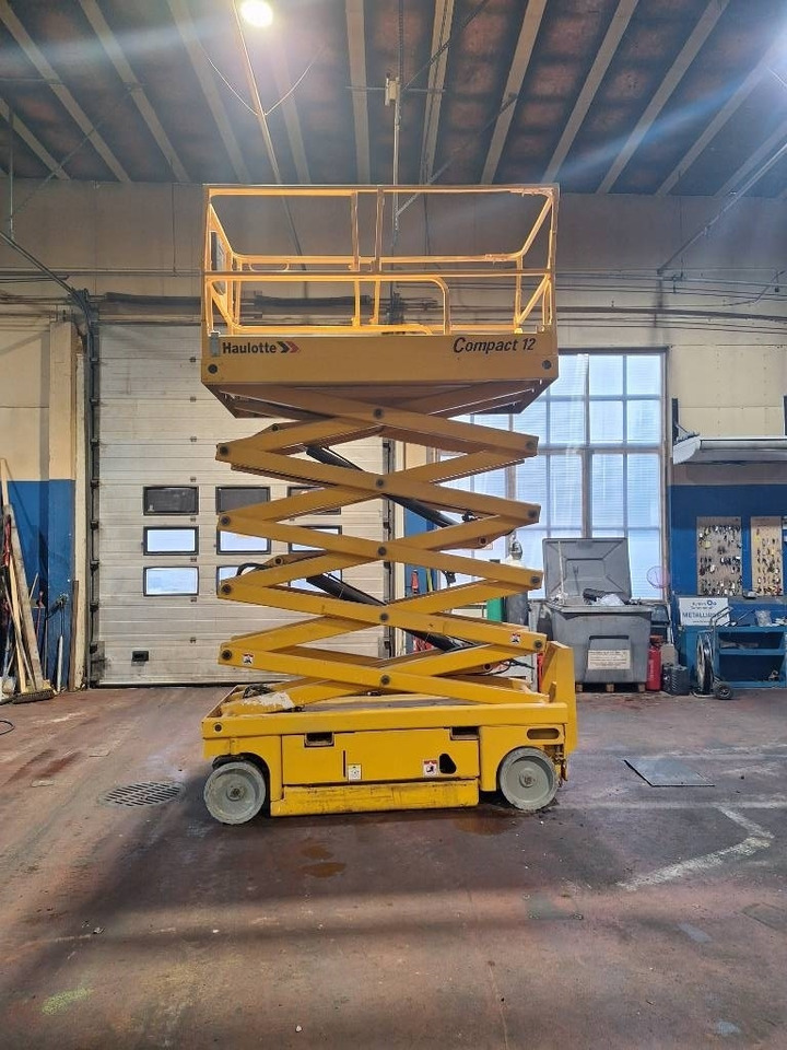 Haulotte Compact 12 - Scissor lifts: gambar 1 Haulotte Compact 12 - Scissor lifts: gambar 1