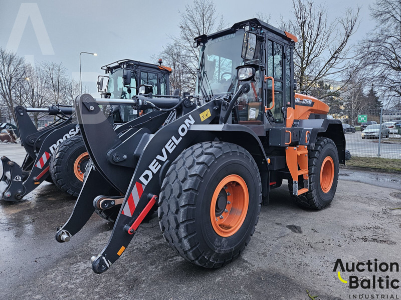 Develon DL250 - Wheel loader: gambar 2 Develon DL250 - Wheel loader: gambar 2