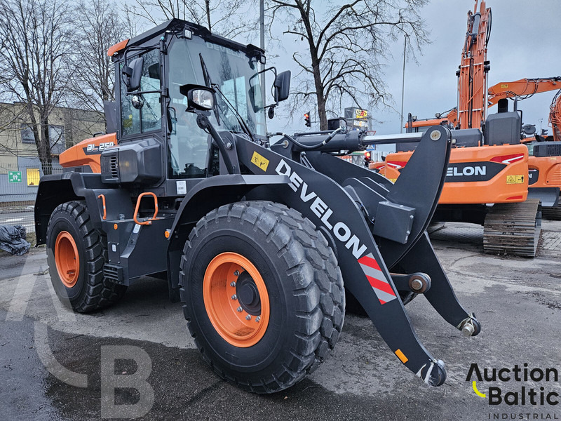Develon DL250 - Wheel loader: gambar 1 Develon DL250 - Wheel loader: gambar 1