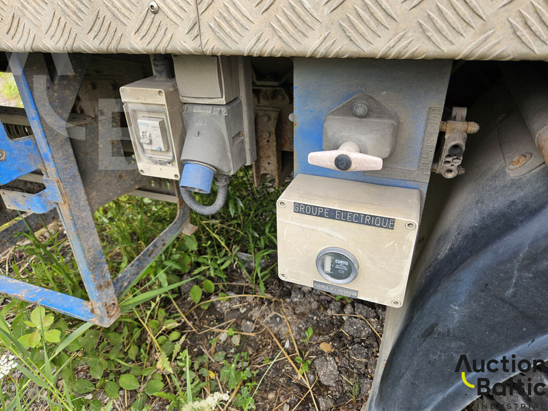 Platform udara yang dipasang di truk Iveco 100E 18: gambar 11