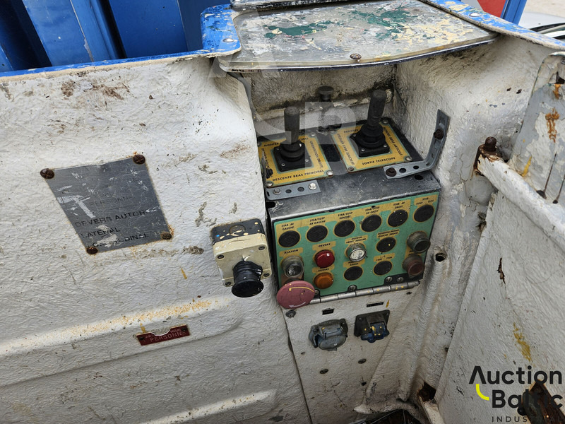 Platform udara yang dipasang di truk Iveco 100E 18: gambar 14