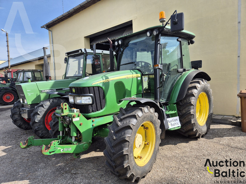 John Deere 5820 - Traktor: gambar 2 John Deere 5820 - Traktor: gambar 2