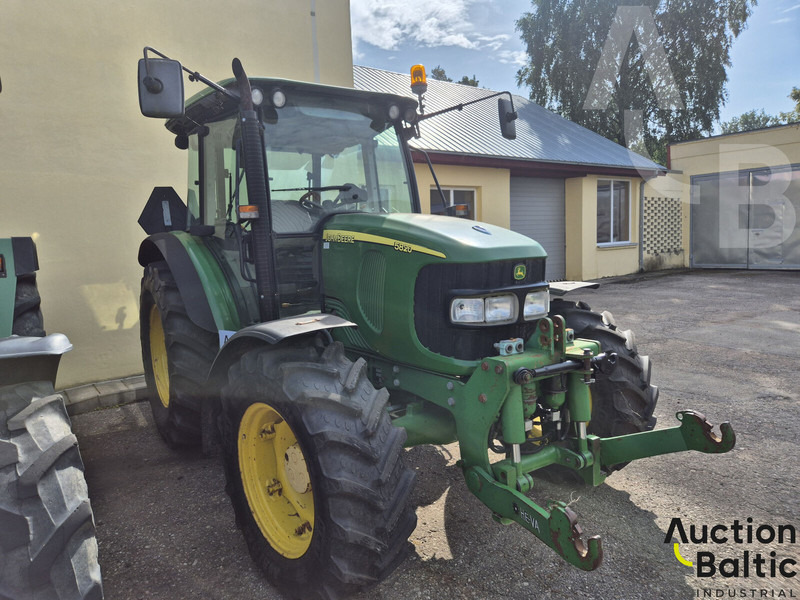 John Deere 5820 - Traktor: gambar 1 John Deere 5820 - Traktor: gambar 1