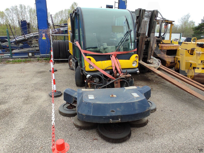 Mathieu Azura - Penyapu jalan: gambar 2 Mathieu Azura - Penyapu jalan: gambar 2