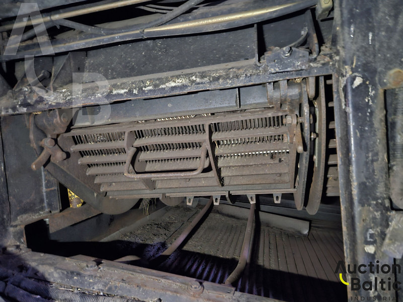 Pemanen gabungan untuk pengangkutan makanan New Holland CR 9080: gambar 15 Pemanen gabungan untuk pengangkutan makanan New Holland CR 9080: gambar 15