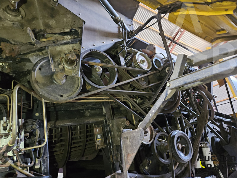 Pemanen gabungan untuk pengangkutan makanan New Holland CR 9080: gambar 20 Pemanen gabungan untuk pengangkutan makanan New Holland CR 9080: gambar 20