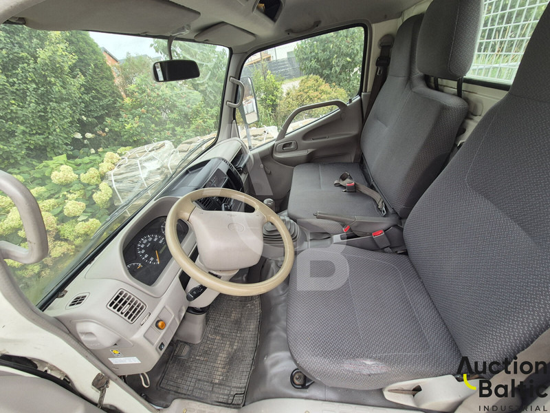 Toyota Dyna 150 - Van flatbed: gambar 5 Toyota Dyna 150 - Van flatbed: gambar 5