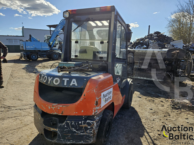 Toyota E 811 - Forklift diesel: gambar 3 Toyota E 811 - Forklift diesel: gambar 3