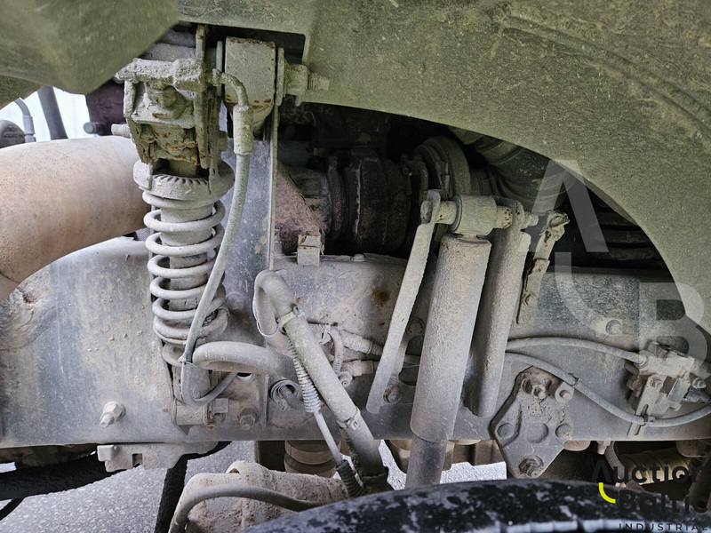 Truk pengaduk beton Volvo FM12: gambar 13 Truk pengaduk beton Volvo FM12: gambar 13